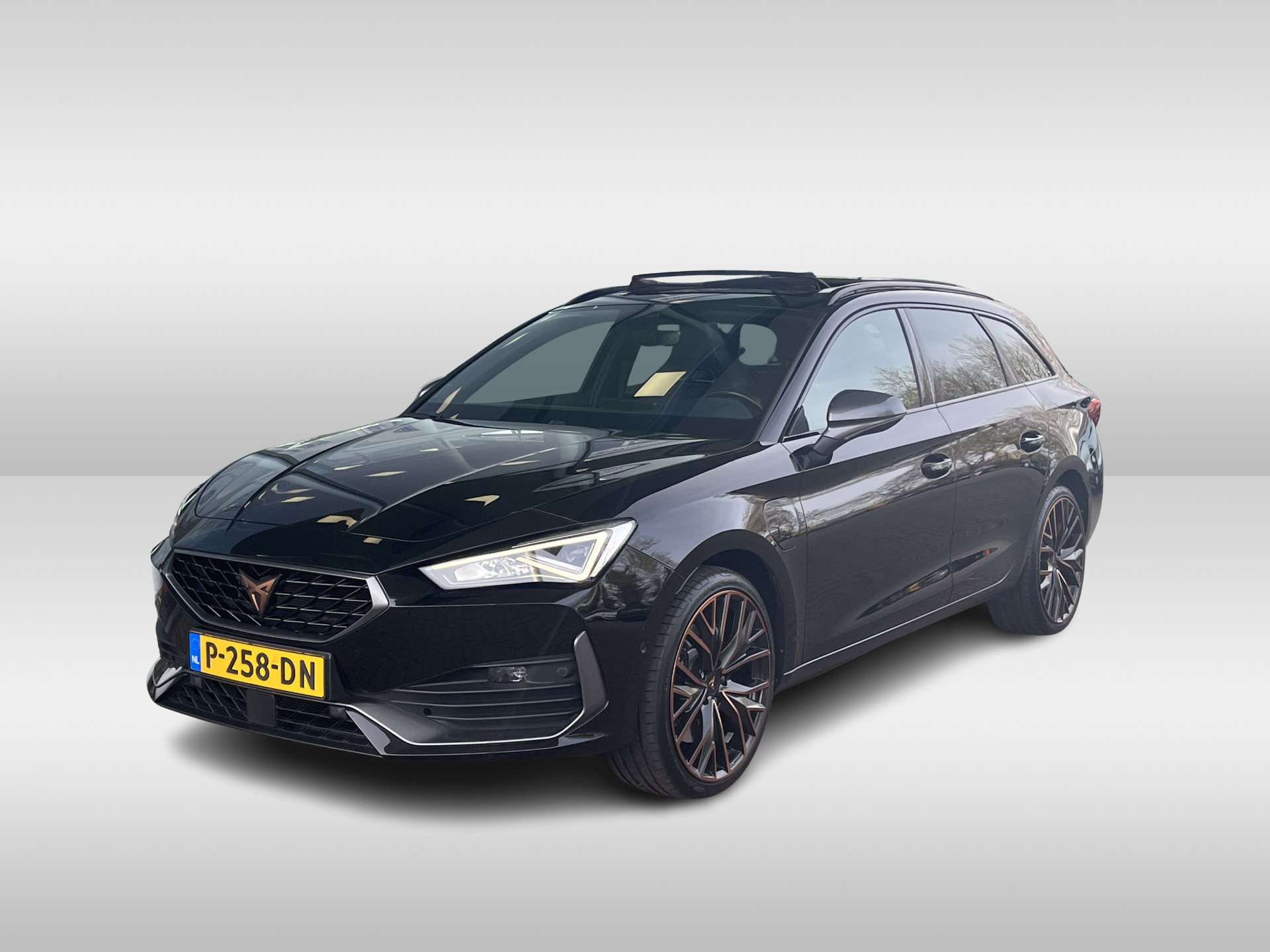 CUPRA Leon Sportstourer 1.4 e-Hybrid DSG VZ Copper Edition / Panorama dak / Achteruitrij camera / Geheugenstoelen / 19'' LMV