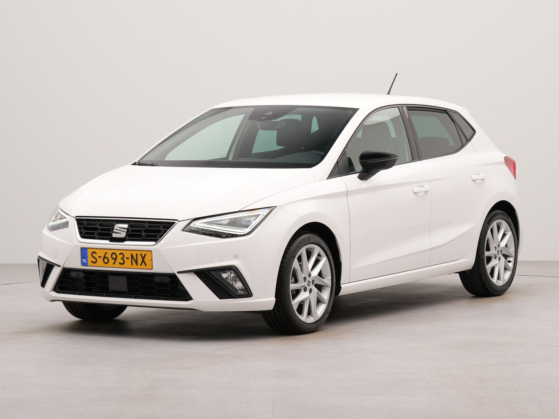 SEAT Ibiza 1.0 EcoTSI FR Business Intense | Apple Carplay | Navigatie | Parkeersensoren voor en achter | Voorstoelen verwarmd | Sportstoelen |
