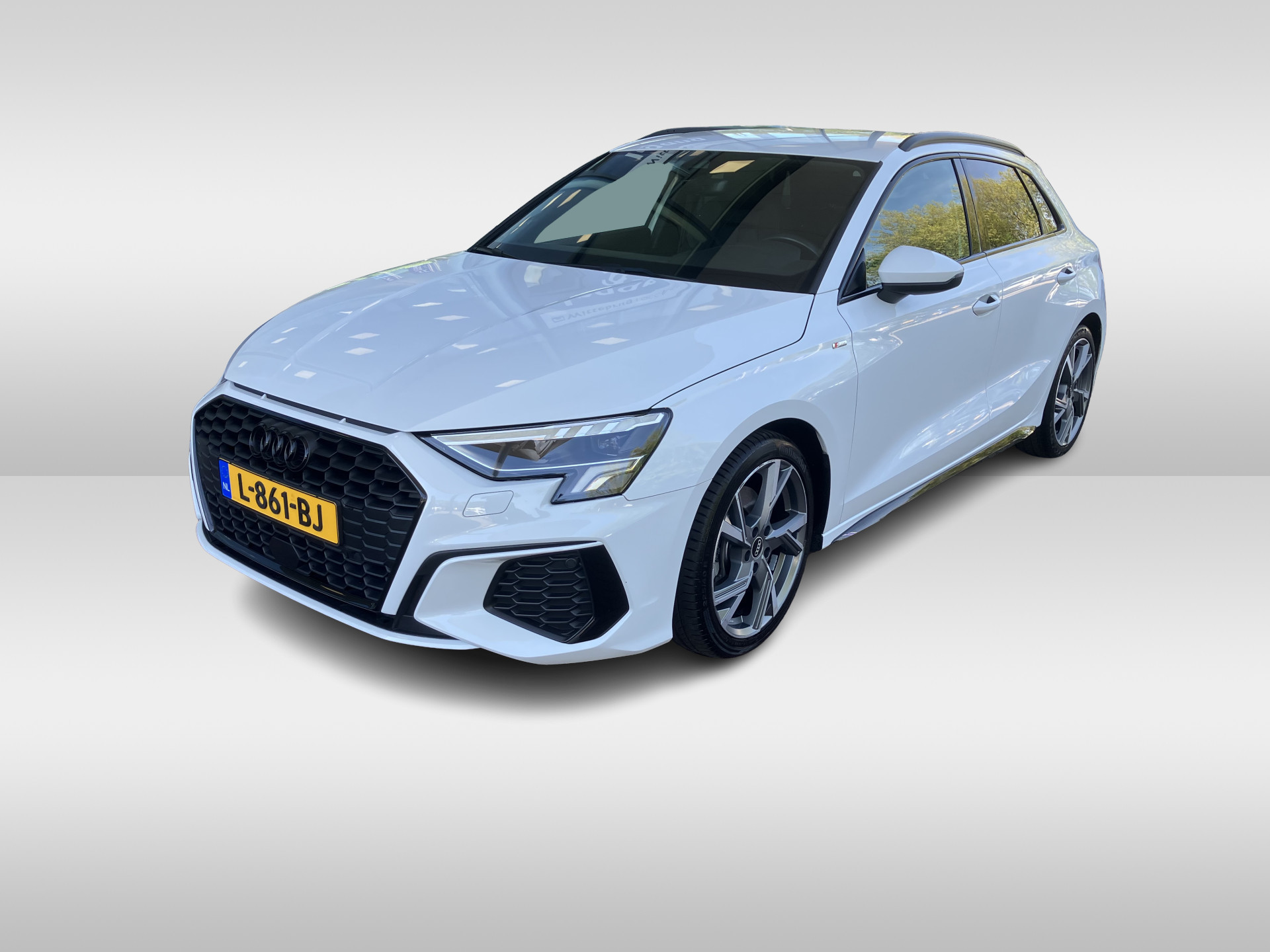 Audi A3 Sportback 30 TFSI S edition AUT./ Metallic/ Digitale Cockpit/ Led / S Line Int. + Ext./ Leder/ Clima/ Navi/ Parkeersensor/ 18 lmv