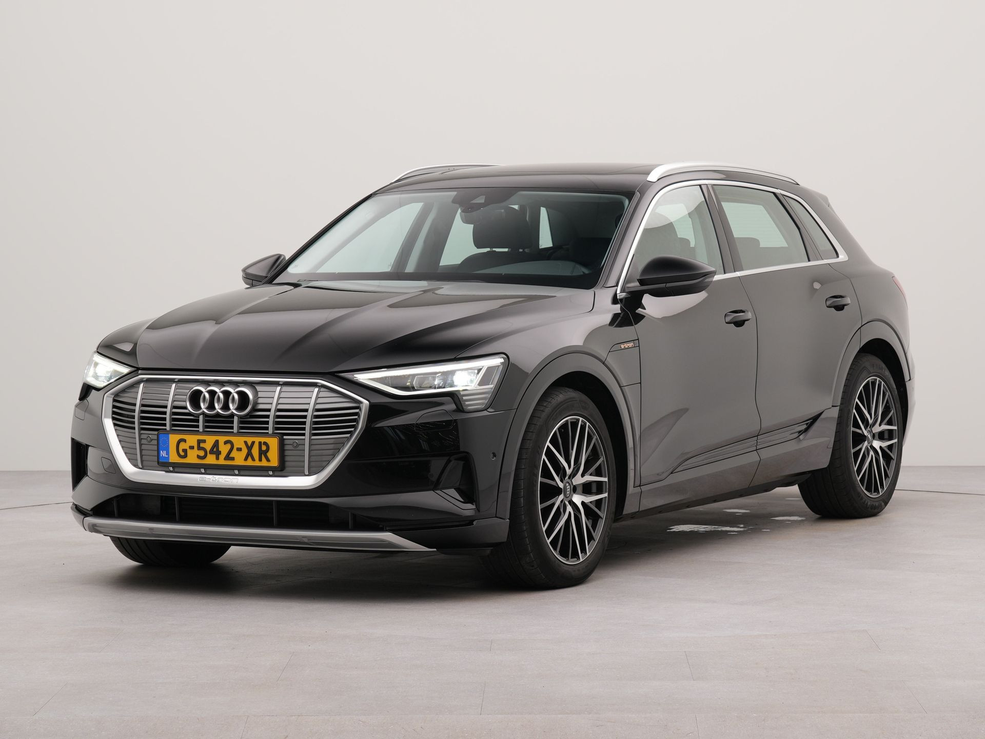 Audi e-tron e-tron 50 quattro Launch edition plus 71 kWh | Apple Carplay | Adaptive Cruise Control | Navigatie | Lane Assist | Voorstoelen Verwarmd | Elektrisch Panoramadak |