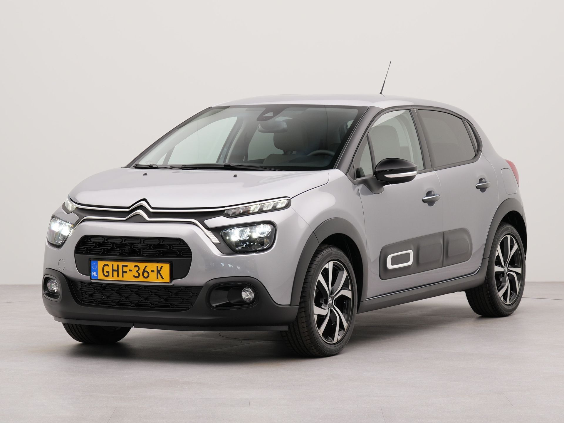 Citroën C3 1.2 PureTech Max | Apple Carplay | Stoelverwarming | Keyless Entry | Navigatie | Parkeersensoren Achterzijde | Achteruitrijcamera |