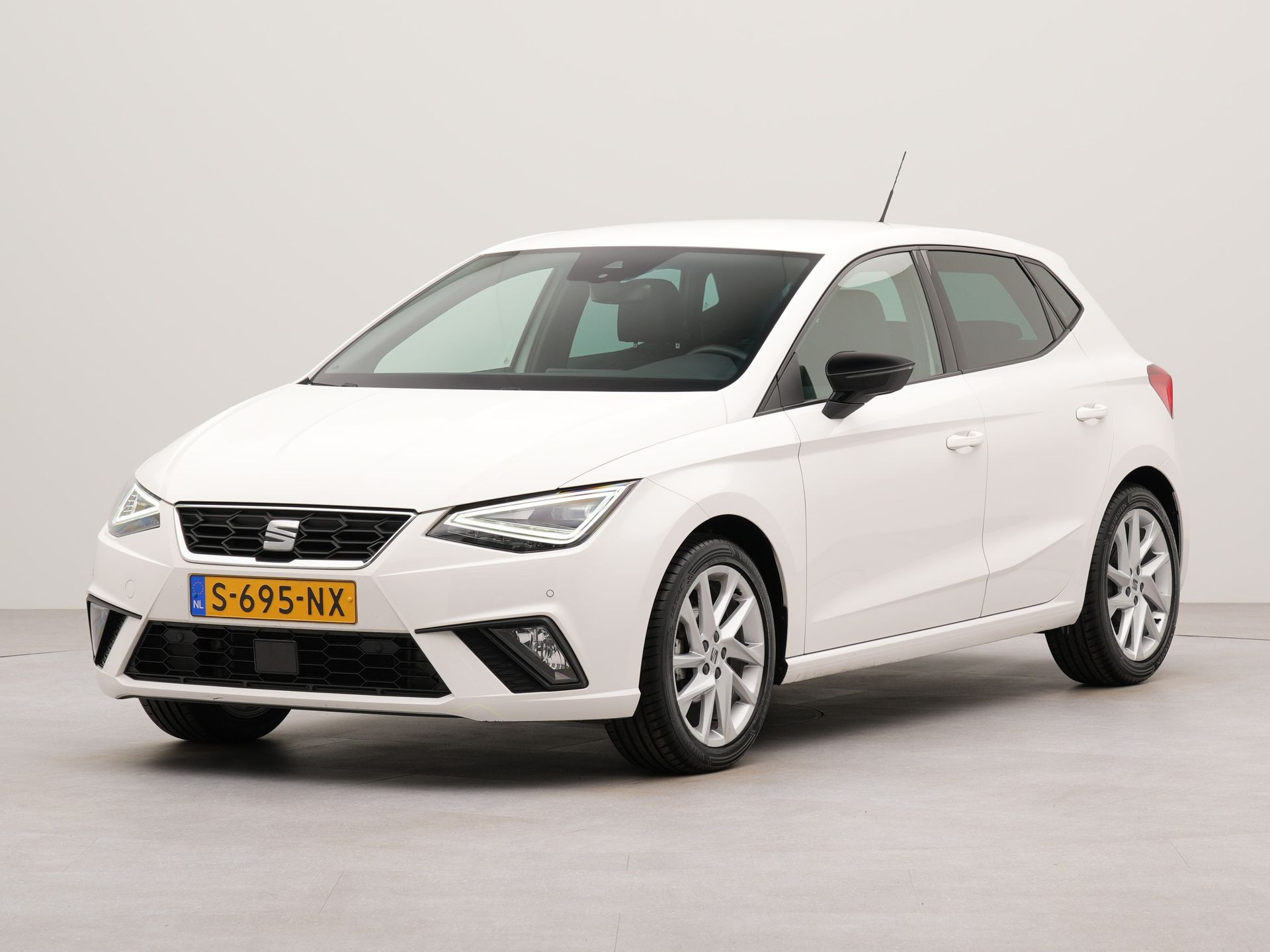 SEAT Ibiza 1.0 EcoTSI FR Business Intense | Apple Carplay | Navigatie | Parkeersensoren voor en achter | Achteruitrij camera | Sportstoelen | Stoelen verwarmd | Bluetooth |