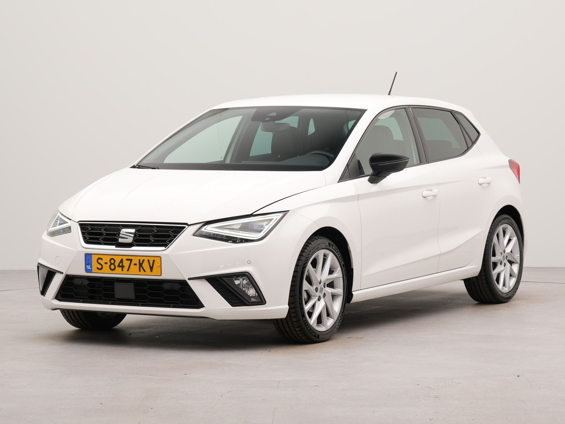 SEAT Ibiza 1.0 EcoTSI FR Business Intense | Apple Carplay | Navigatie | Achteruitrij camera | Parkeersensoren voor en achter | Sportstoelen | Voorstoelen verwarmd |