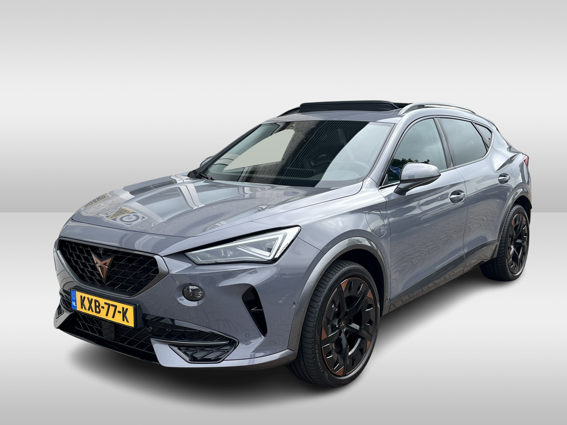 CUPRA Formentor 1.4 e-Hybrid VZ Black Edition / AUTOMAAT/ 245 PK/ PANO/ BUCKETSEATS/ LEER/ PARK.SENSOR.V+A/ 360 CAMERA/ STUUR+STOELVERWARM./ ACC/ FULL LINK/ DODEHOEK/ ELEK.ACHTERKLEP/ BEATSAUDIO/ 19'' LMV