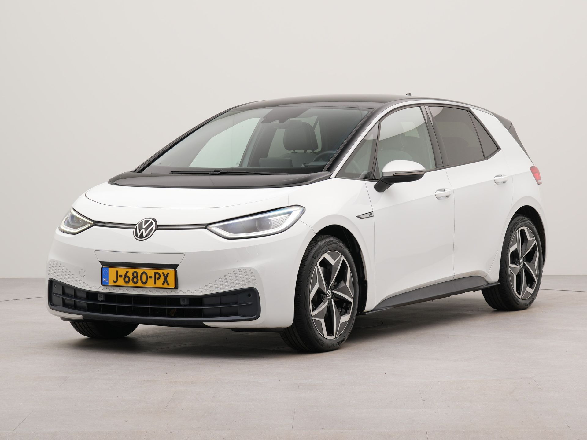 Volkswagen ID.3 First Plus 58 kWh | SoH 94,2 % | Afneembare trekhaak | Apple Carplay | Navigatie | Stoelverwarming | Wifi | Achteruitrij camera | Parkeersensoren voor en achter | Spraakbediening |