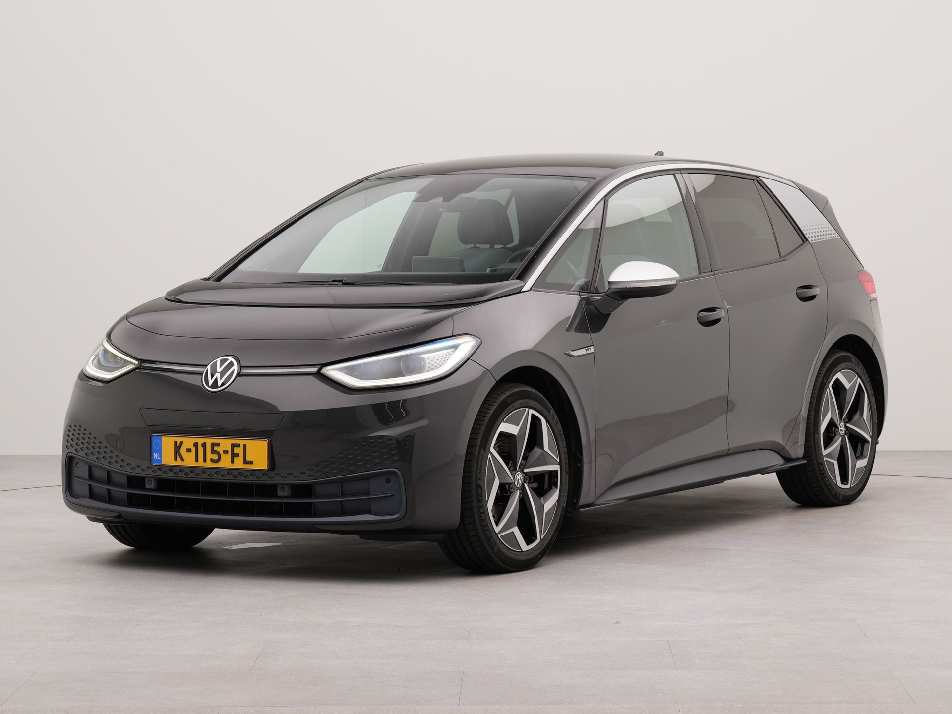 Volkswagen ID.3 First Plus 58 kWh Appconnect | Wifi | Achteruitrij camera | Bluetooth | Parkeersensoren voor en achter | Voorstoelen verwarmd |