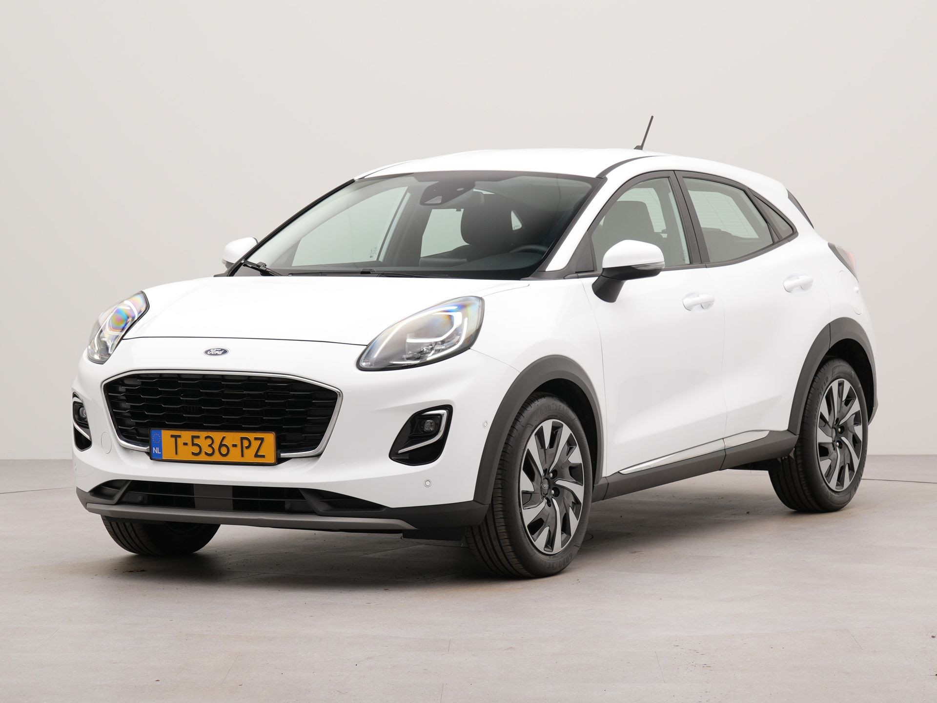 Ford Puma 1.0 EcoBoost Hybrid Titanium | Apple Carplay | Wifi | Navigatie | Achteruitrij camera | Parkeersensoren voor en achter | Spraakbediening | Cruise control |