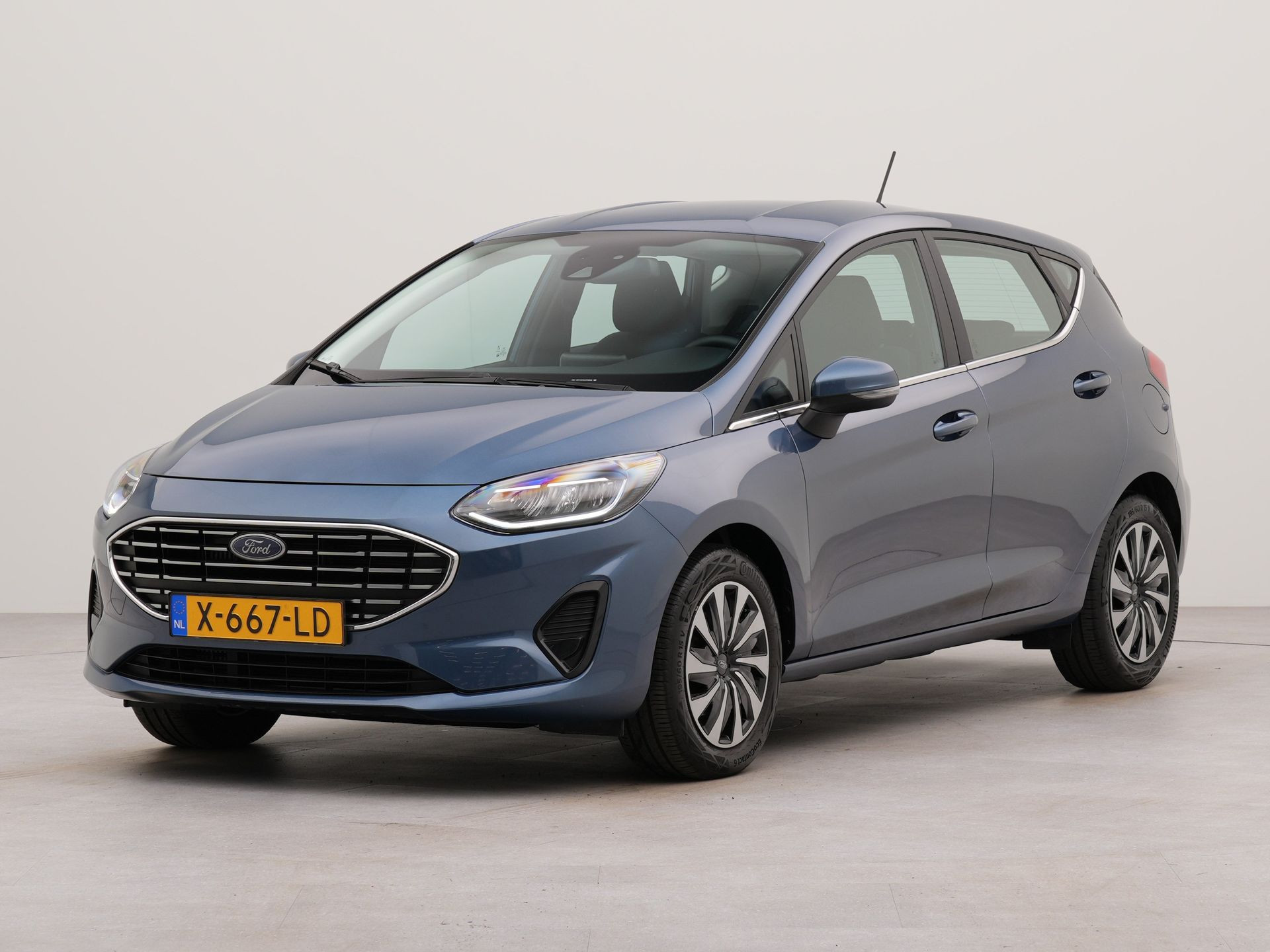 Ford Fiesta 1.0 EcoBoost Hybrid Titanium | Apple Carplay | Connected services | Bluetooth | Spraakbediening | Parkeersensoren achter | Cruise control | Airco |