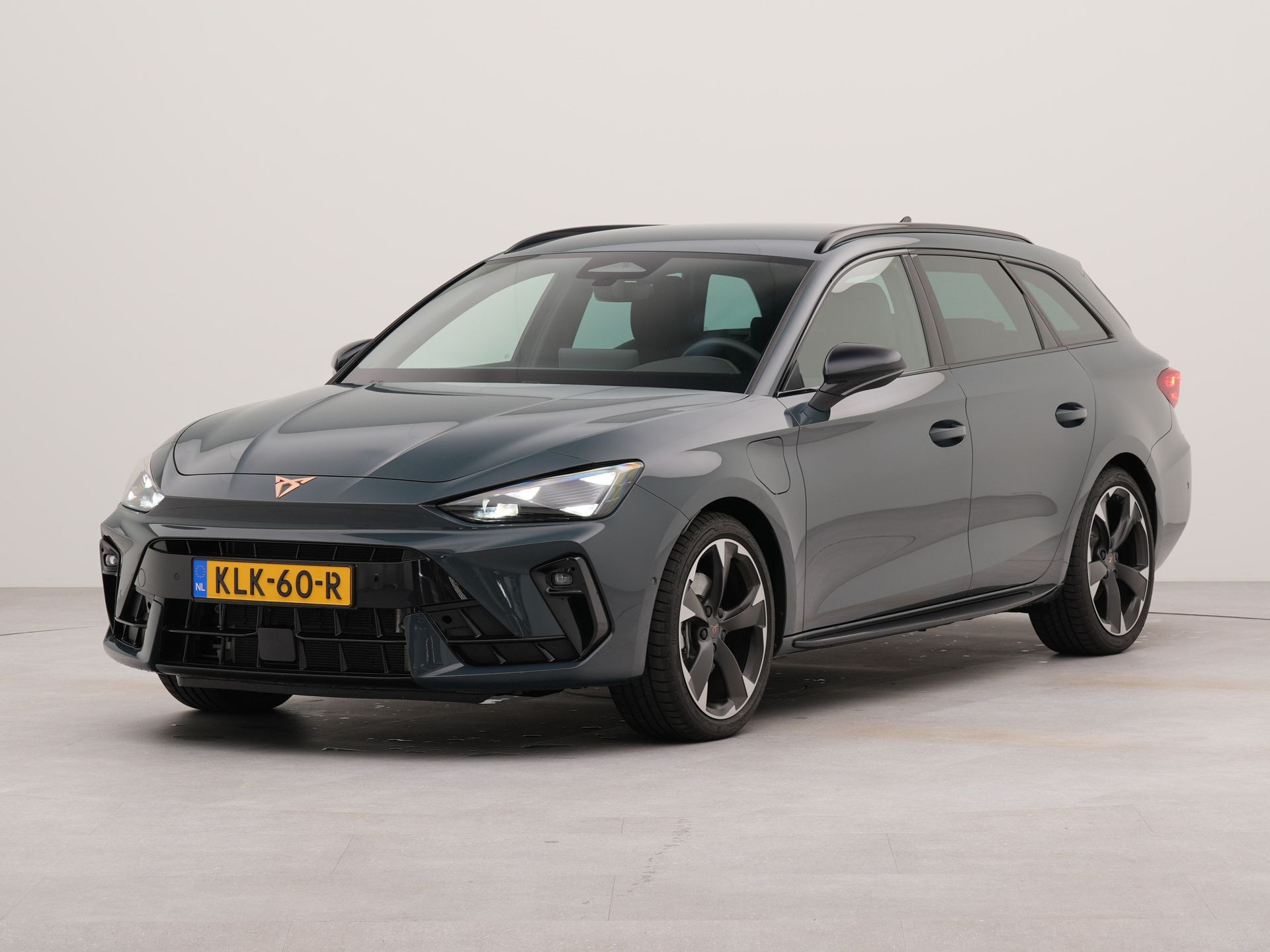 CUPRA Leon Sportstourer 1.5 TSI e-Hybrid Business met wegklapbare trekhaak | Zwenkbare trekhaak | Apple carplay | Parkeersensoren voor en achter | Wifi | Spraakbediening | Voorstoelen verwarmd |