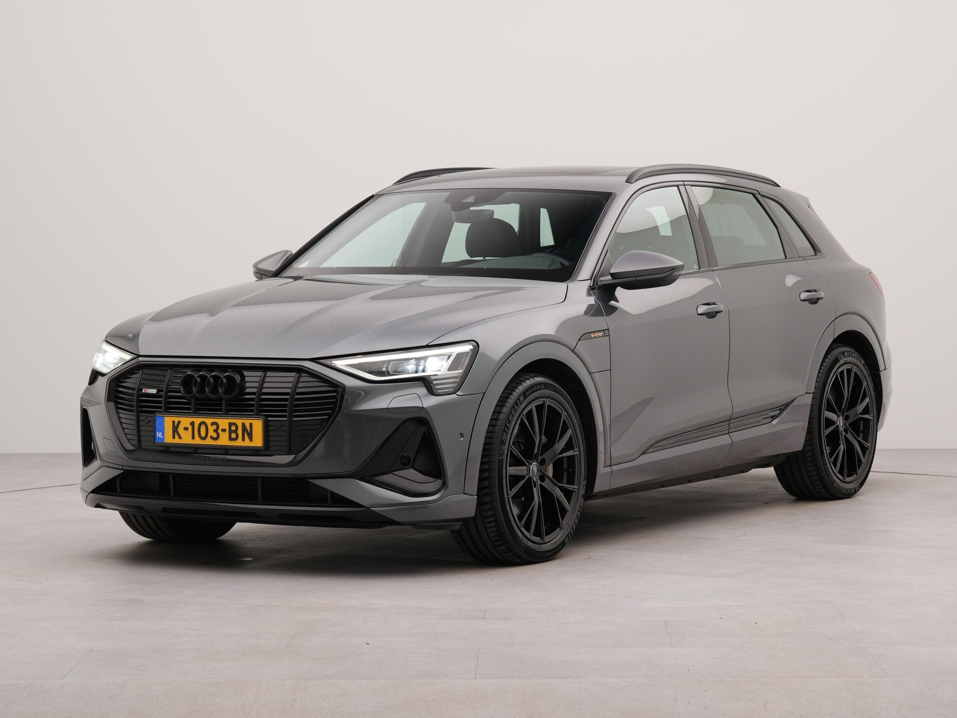 Audi e-tron 55 quattro S edition 95 kWh | SoH 91,5% | Electr.schuif panorama dak | Apple Carplay | Electr.bedienb voorstoelen | Voorstoelen verwarmd | Wifi | Achteruitrij camera | Parkeersensoren voor en achter | Zijruiten zonnesch