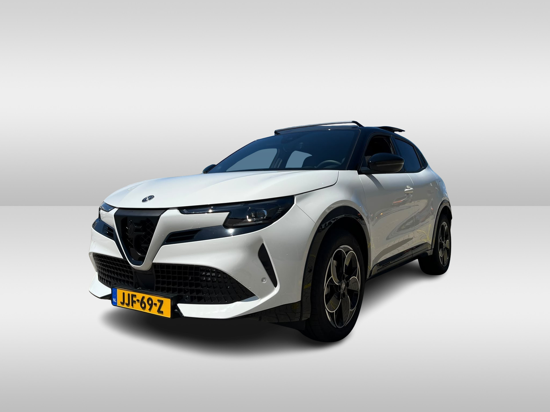 Alfa Romeo Junior 1.2 Turbo Hybrid Ibrida Speciale | Techno Pack | Panoramisch schuif/kanteldak | 18 inch | Verwarmde voorruit
