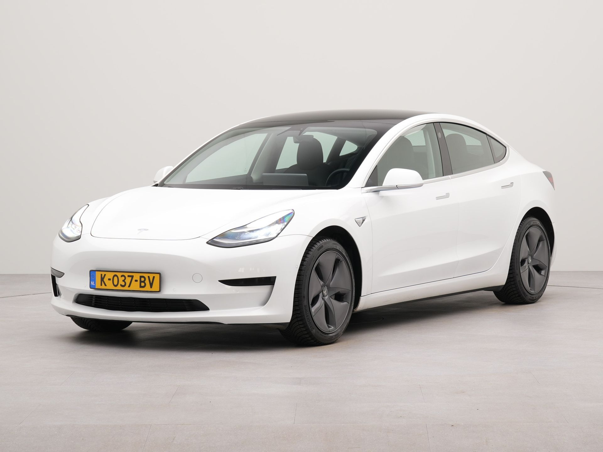 Tesla Model 3 Standard RWD Plus 60 kWh | Navigatie | Bluetooth | Keyless Entry & Start | Dodehoekdetectie | Voorstoelen Verwarmd |