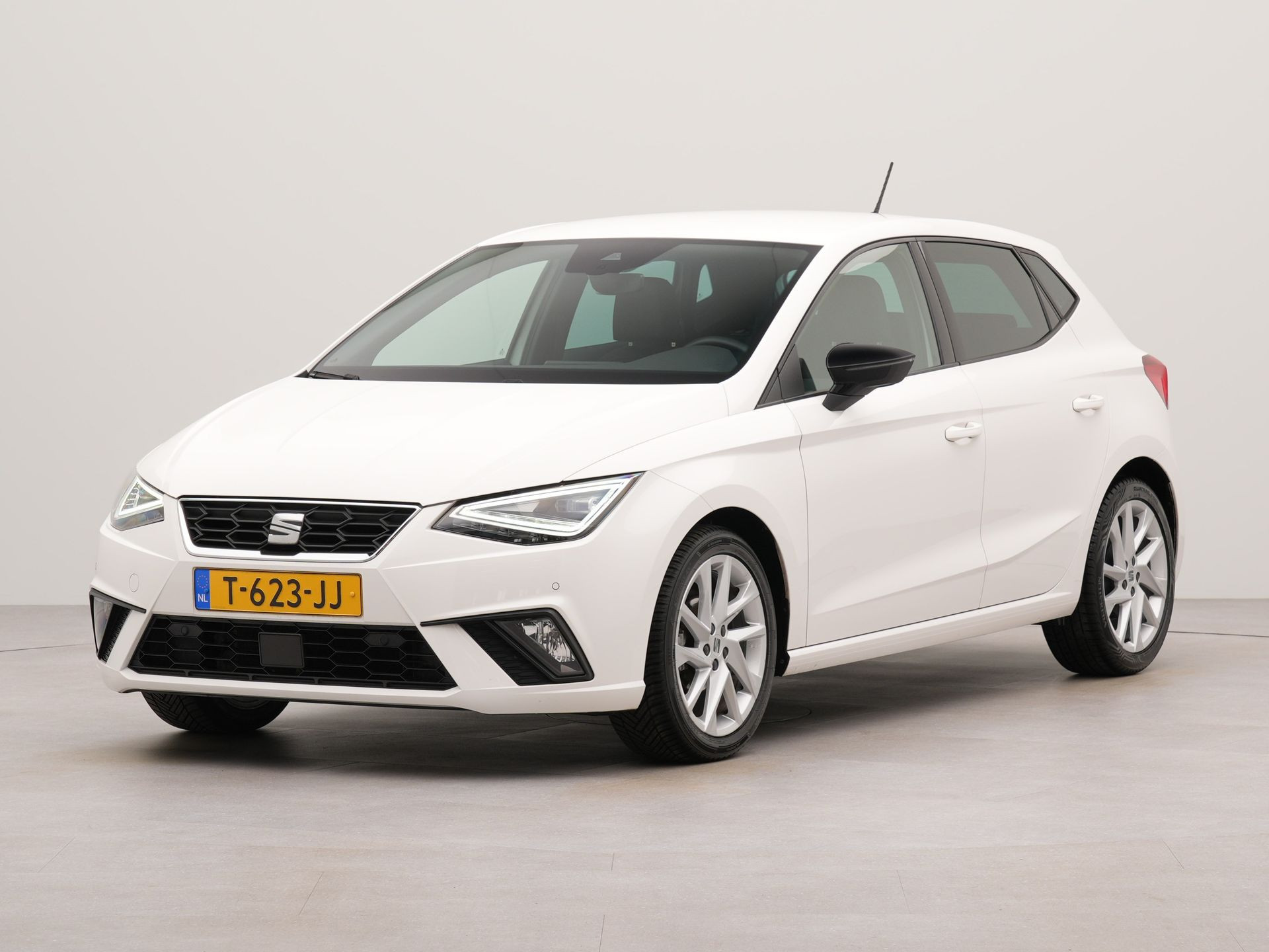 SEAT Ibiza 1.0 EcoTSI FR Business Connect | Apple Carplay | Navigatie | Achteruitrij camera | Parkeersensoren voor en achter | Voorstoelen verwarmd | Sportstoelen |