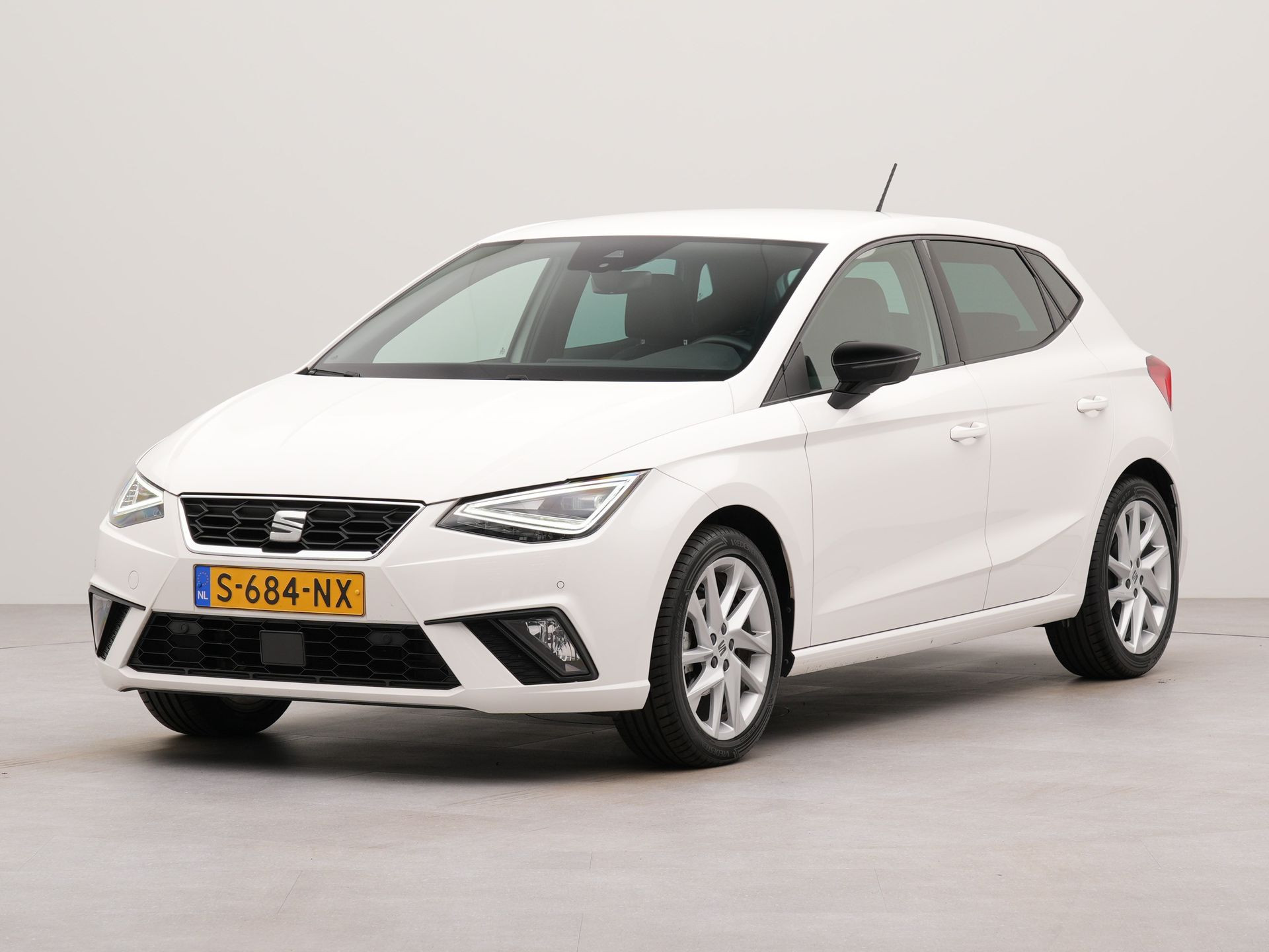 SEAT Ibiza 1.0 EcoTSI FR Business Intense | Apple Carplay | Navigatie | Sportstoelen | Voorstoelen verwarmd | Achteruitrij camera | Parkeersensoren achter |