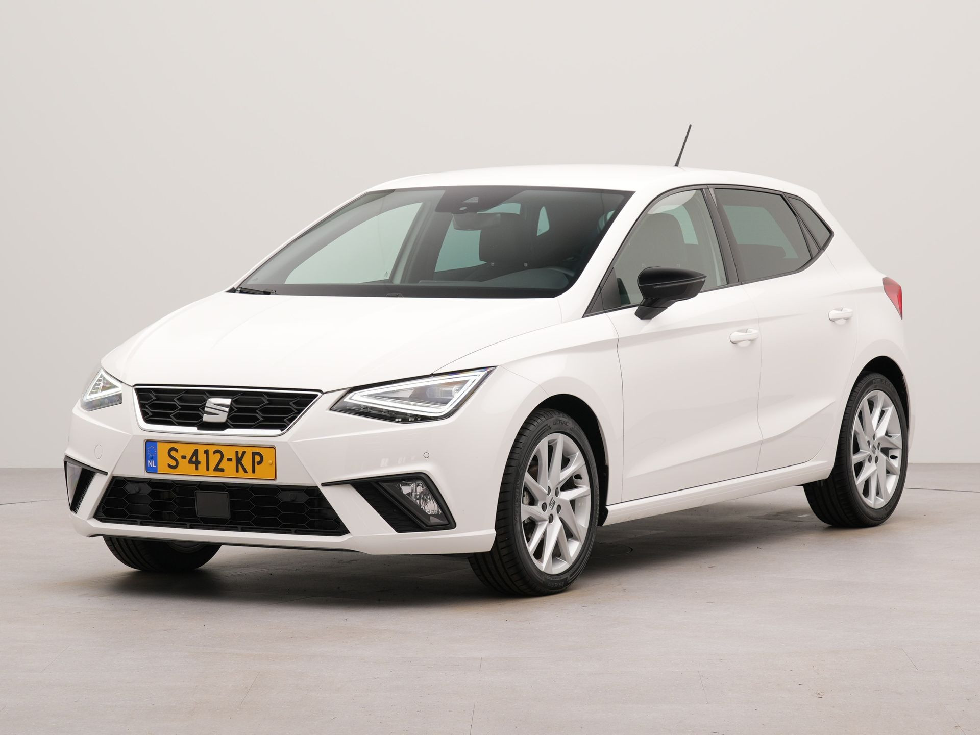 SEAT Ibiza 1.0 EcoTSI FR Business Intense | Apple Carplay | Navigatie | Achteruitrij camera | Sportstoelen | Voorstoelen verwarmd | Parkeer sensoren voor en achter | Leder stuurwiel |