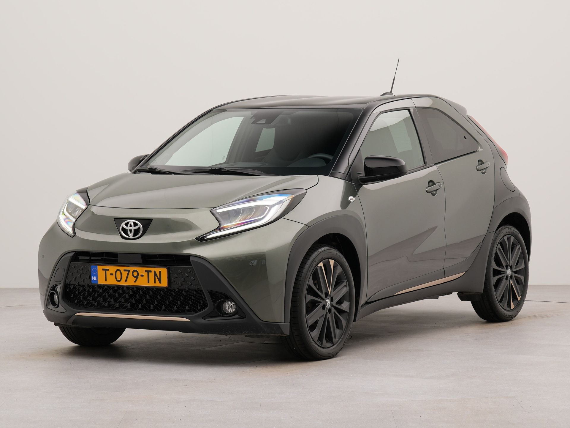 Toyota Aygo X 1.0 VVT-i S-CVT Premium | Apple Carplay | Bluetooth | Achteruitrij camera | Parkeersensoren voor en achter | Voorstoelen verwarmd | Cruise control | Connected services |